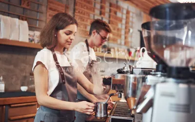 Praca sezonowa dla młodzieży – od ilu lat można legalnie pracować w Polsce?