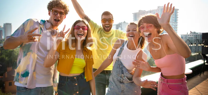 Praca krótkoterminowa dla par i grup znajomych – czy to dobre rozwiązanie?