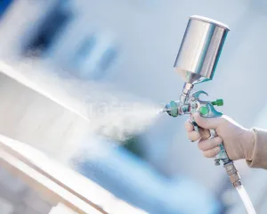 Pracownik malowania i demontażu mebli